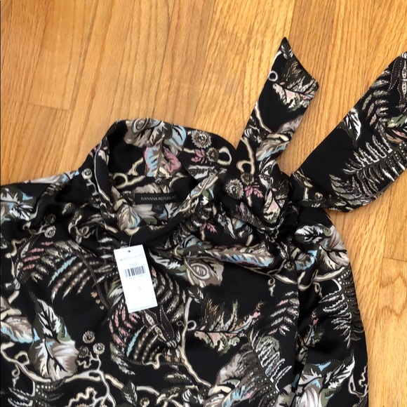 NWT- printed blouse - Picture 4 of 5